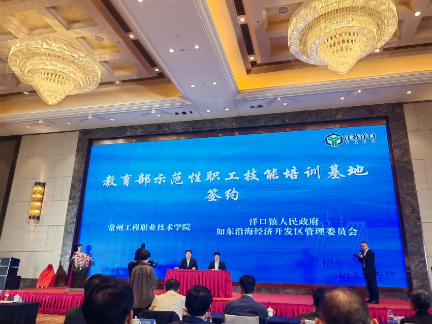 签约.jpg 签约.jpg